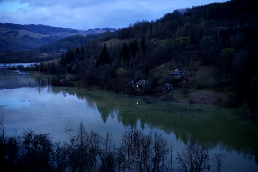 Rumano pueblo Diamana se hunde en un lago de residuos industriales