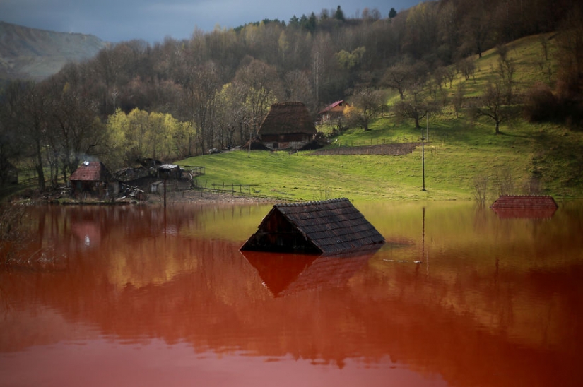 Rumano pueblo Diamana se hunde en un lago de residuos industriales