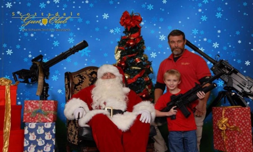 Santo de humo, dos armas de fuego: los Estadounidenses empuñando armas de fuego que "Santa trajo para la Navidad"
