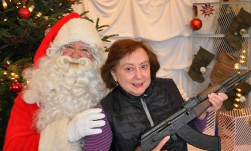 Santo de humo, dos armas de fuego: los Estadounidenses empuñando armas de fuego que "Santa trajo para la Navidad"