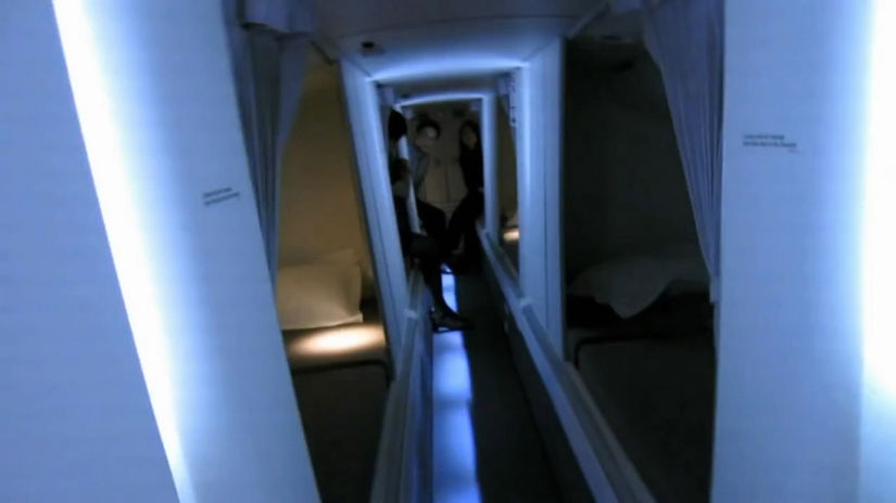Secret bedroom, a pretty flight attendants on long flights