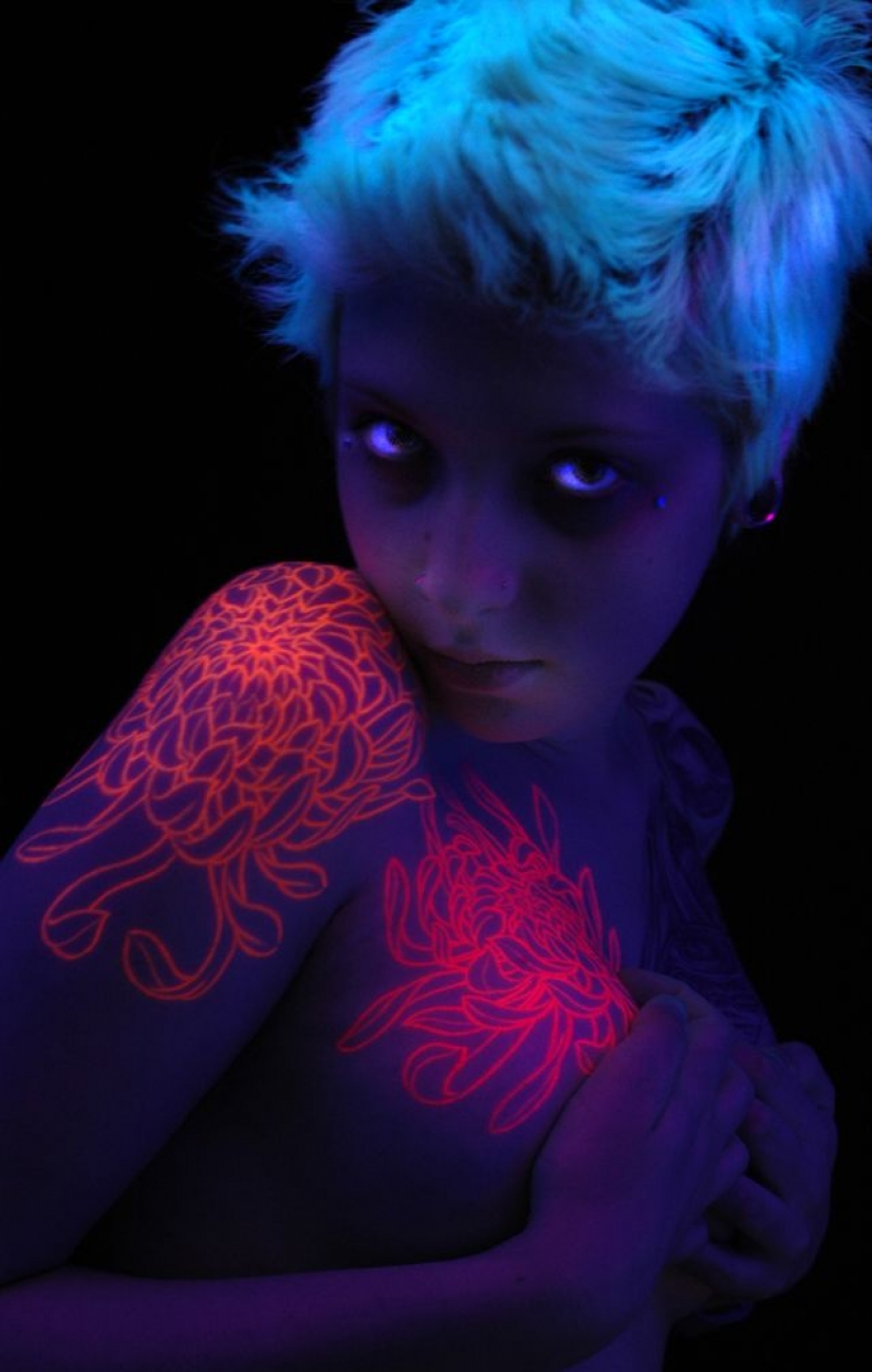 Secret of tattoo: designs and drawings that are visible only under UV light