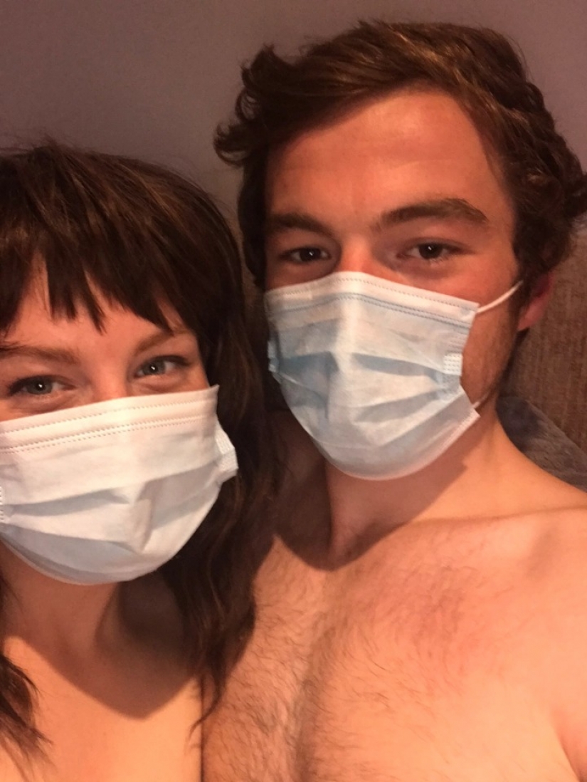 Sexo seguro: mujer Británica con coronafobia hacer el amor sólo en una máscara y guantes