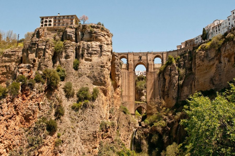 Soaring over the gorge of Ronda: an extraordinary city on the rocks