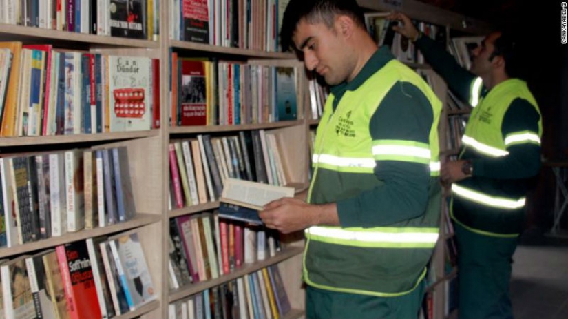 Some discarded, others are collecting: Turkish dustmen have collected a library of "saved" books