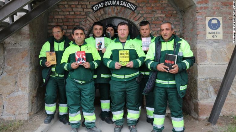 Some discarded, others are collecting: Turkish dustmen have collected a library of "saved" books