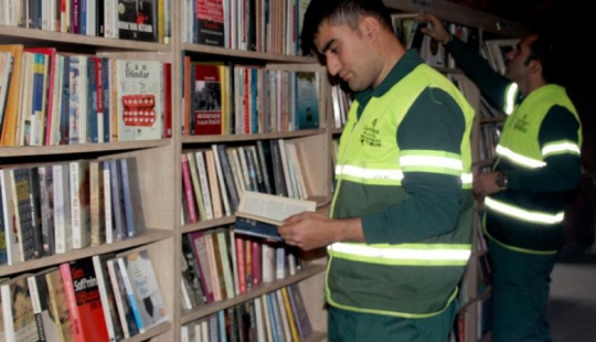 Some discarded, others are collecting: Turkish dustmen have collected a library of "saved" books Some discarded, others are collecting: Turkish dustmen have collected a library of "saved" books
