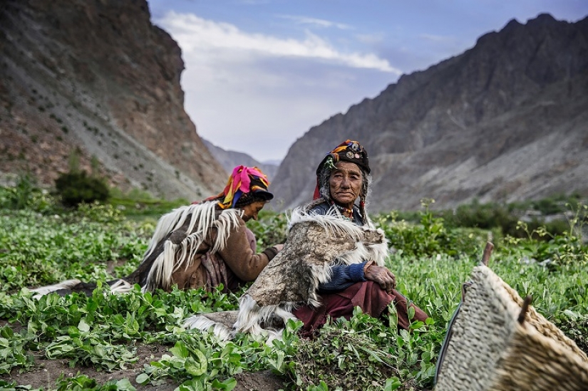 Strong and very emotional footage of the hard workers from around the world