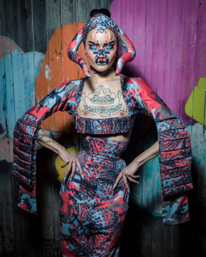 Surrealista el maquillaje de un artista queer Hambre, hacen de ella una alienígena