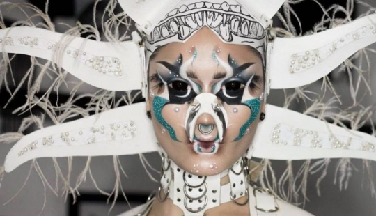 Surrealista el maquillaje de un artista queer Hambre, hacen de ella una alienígena