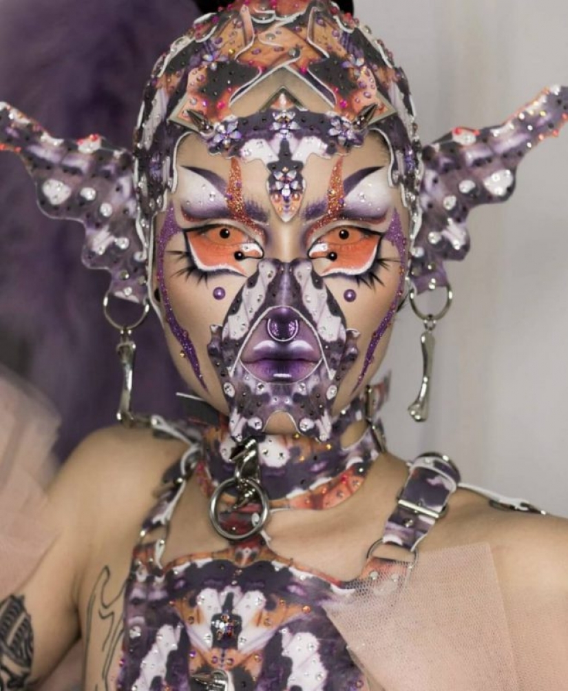 Surrealista el maquillaje de un artista queer Hambre, hacen de ella una alienígena