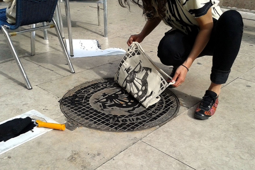 The Berlin artists make prints on t-shirts with the help of manholes