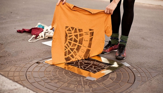 The Berlin artists make prints on t-shirts with the help of manholes