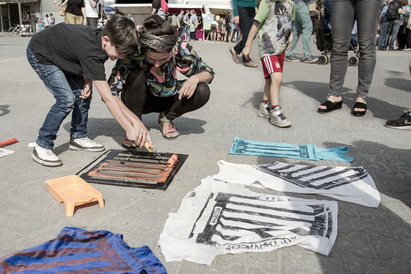 The Berlin artists make prints on t-shirts with the help of manholes
