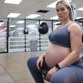 The female bodybuilder trained in a hall the whole pregnancy and even squatted during contractions