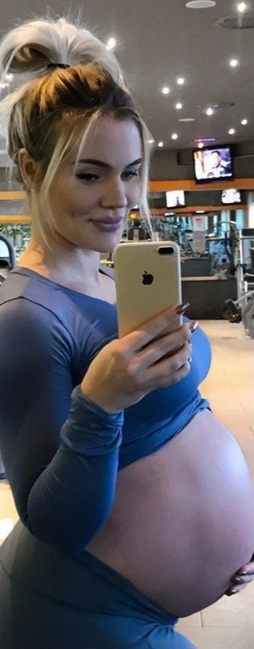 The female bodybuilder trained in a hall the whole pregnancy and even squatted during contractions