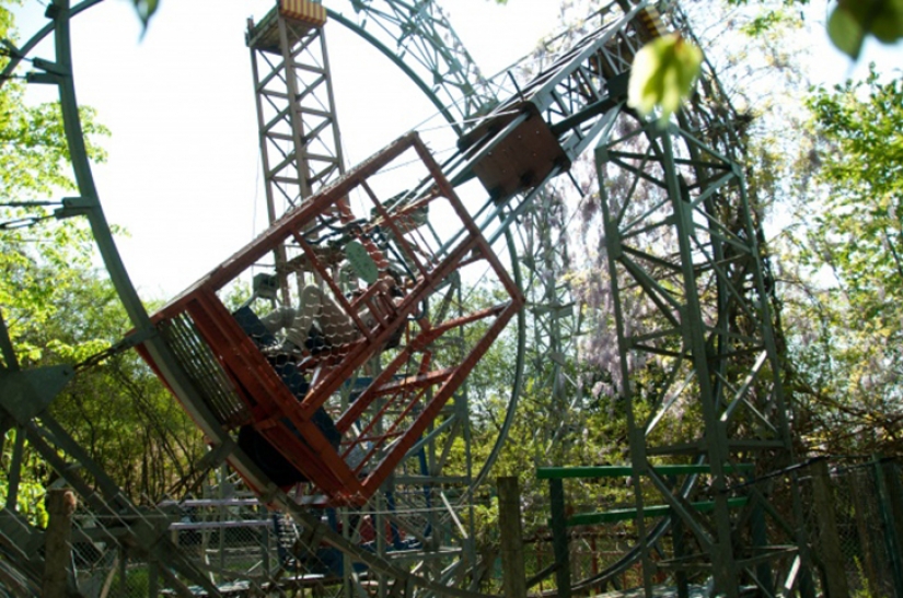 The Italian single-handedly built an amusement Park in the woods