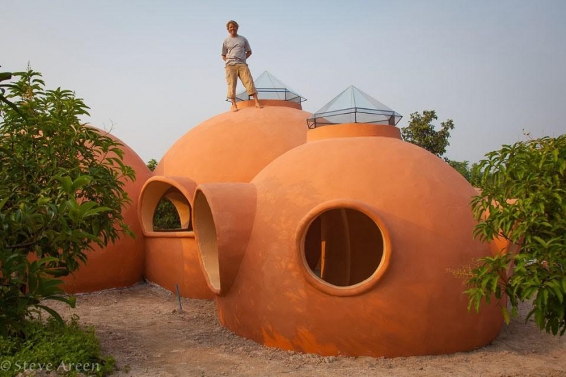 The man has built his dream home for a month and a half, spending only $ 9,000