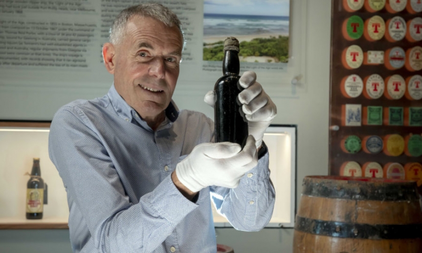 The oldest stout of Britain: a diver gave the Museum a 150-year old beer bottle found at the scene of a shipwreck