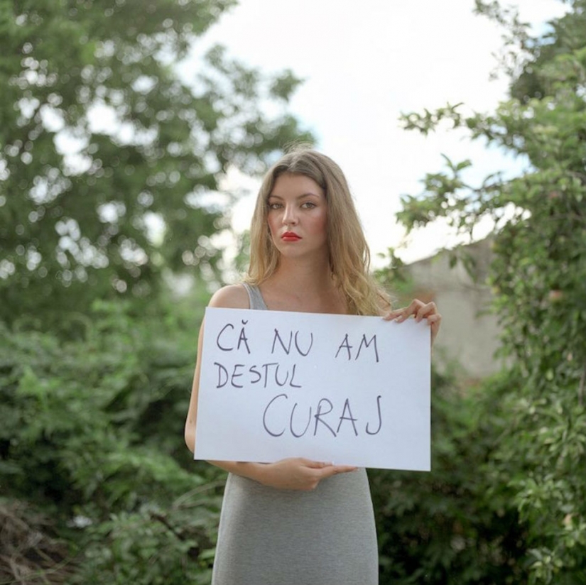 The photographer asked strangers about their biggest regrets and took a picture of the answer