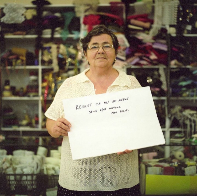 The photographer asked strangers about their biggest regrets and took a picture of the answer
