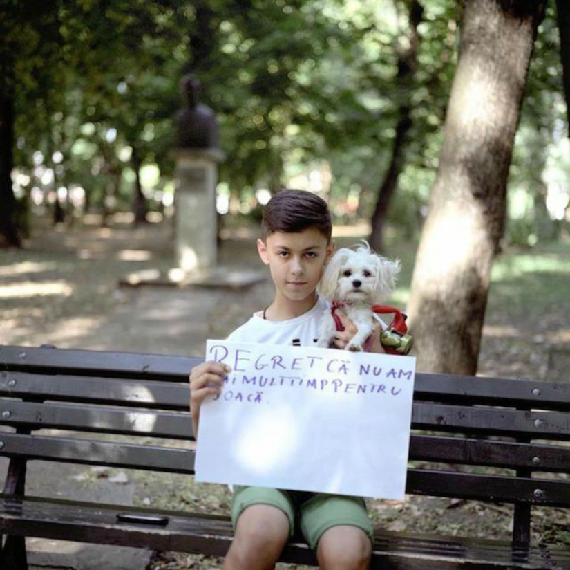 The photographer asked strangers about their biggest regrets and took a picture of the answer