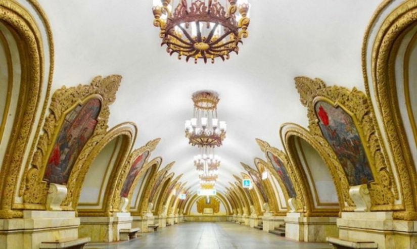 The photographer showed the whole luxury of the Moscow and St. Petersburg metro without people