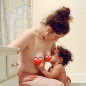 The photographer very openly talked about motherhood and breastfeeding