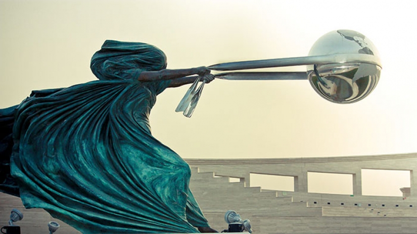 The stronger physics art: sculpture, despised the law of universal gravitation
