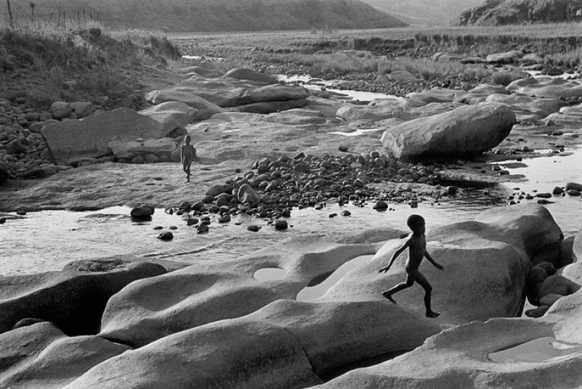The truth of the lyrics of our history in photographs by Marc Riboud