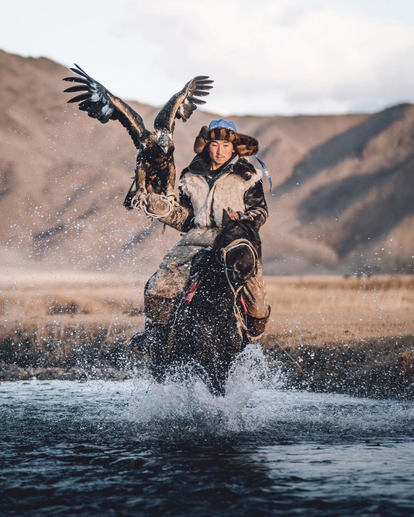 The Union of the man and the birds: 7 stunning photos of falconry in Mongolia