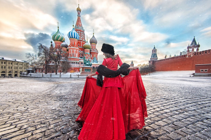 The world is under the skirt: the Russian traveler has conquered instagram photos to airy dresses