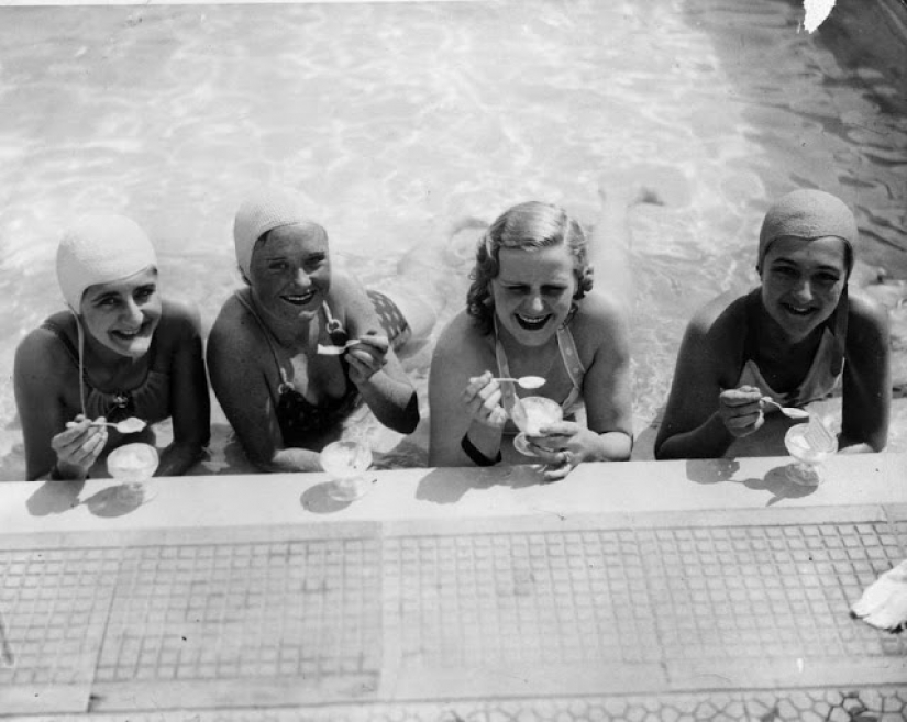 This crazy, vivid London black and white photo of the 1930-ies