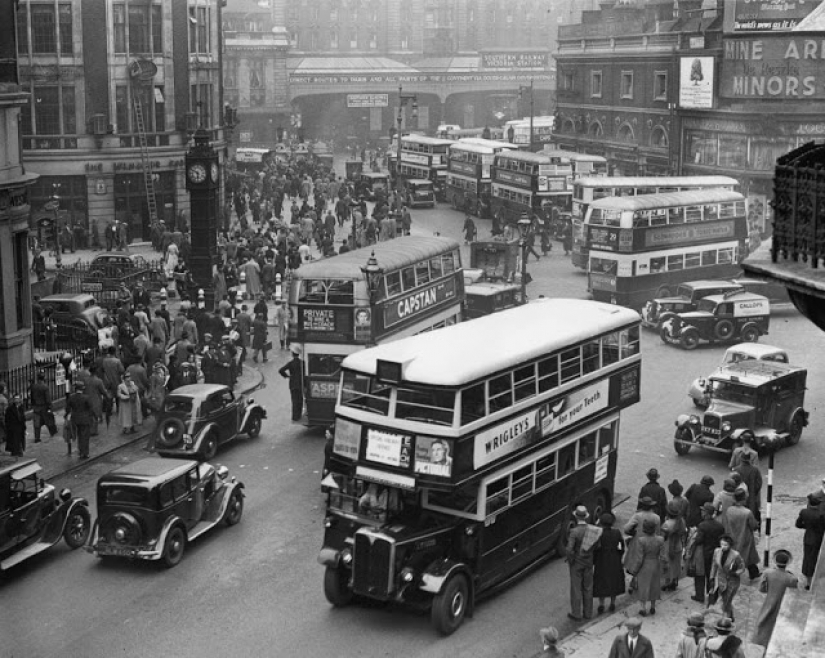 This crazy, vivid London black and white photo of the 1930-ies