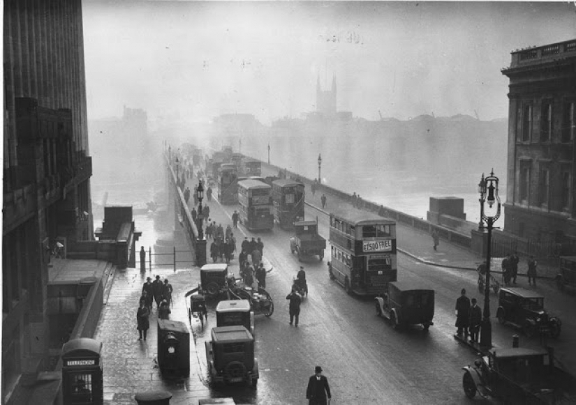 This crazy, vivid London black and white photo of the 1930-ies