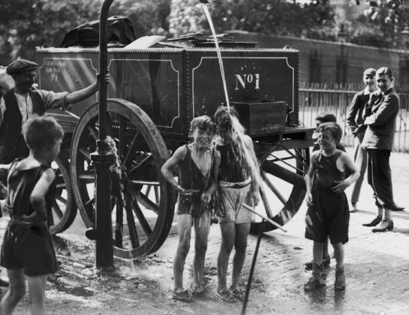 This crazy, vivid London black and white photo of the 1930-ies