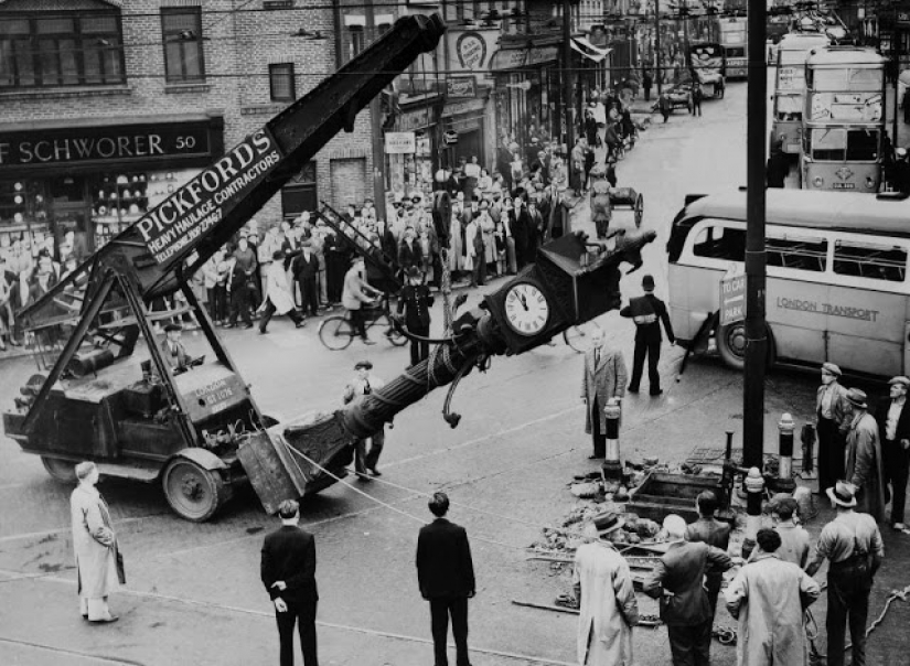 This crazy, vivid London black and white photo of the 1930-ies