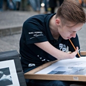 This guy, born without hands, paints an incredibly realistic picture