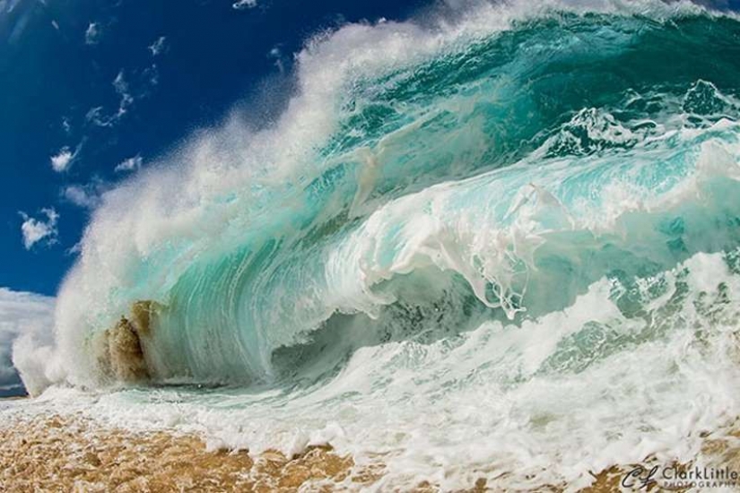 This is how photographers shoot giant waves on the beach