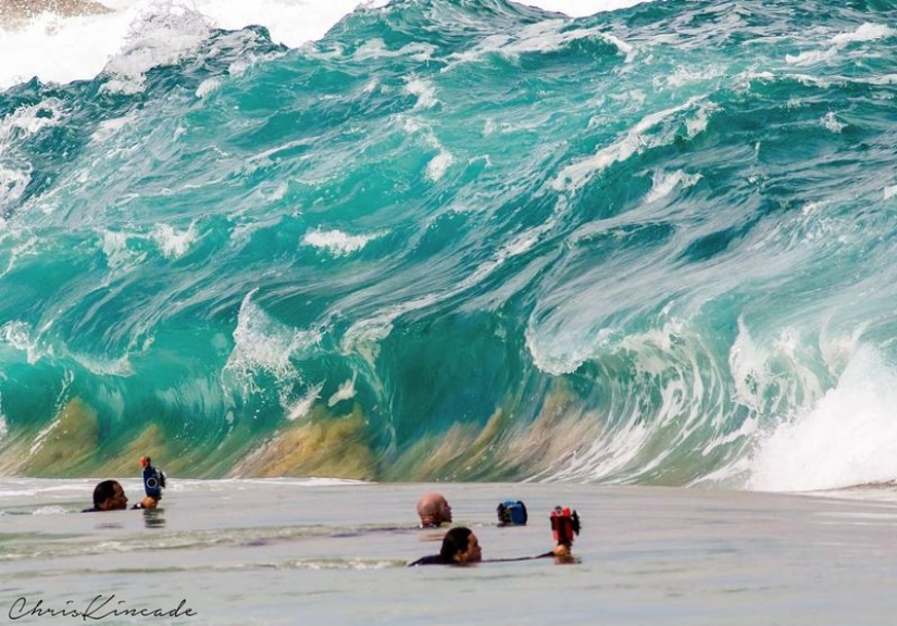 This is how photographers shoot giant waves on the beach