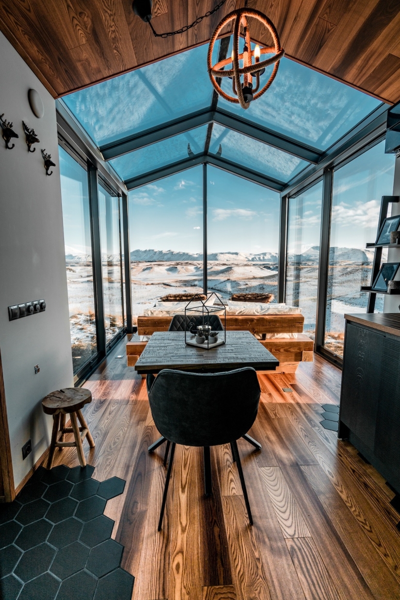 Through the window to the stars: in Iceland, tourists are welcome to spend the night in houses with transparent walls