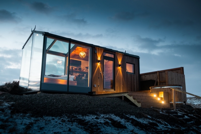 Through the window to the stars: in Iceland, tourists are welcome to spend the night in houses with transparent walls