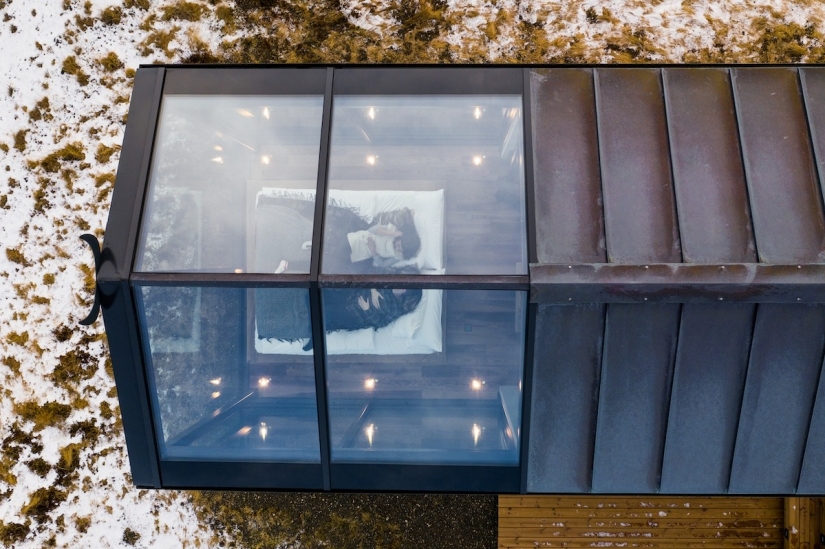 Through the window to the stars: in Iceland, tourists are welcome to spend the night in houses with transparent walls