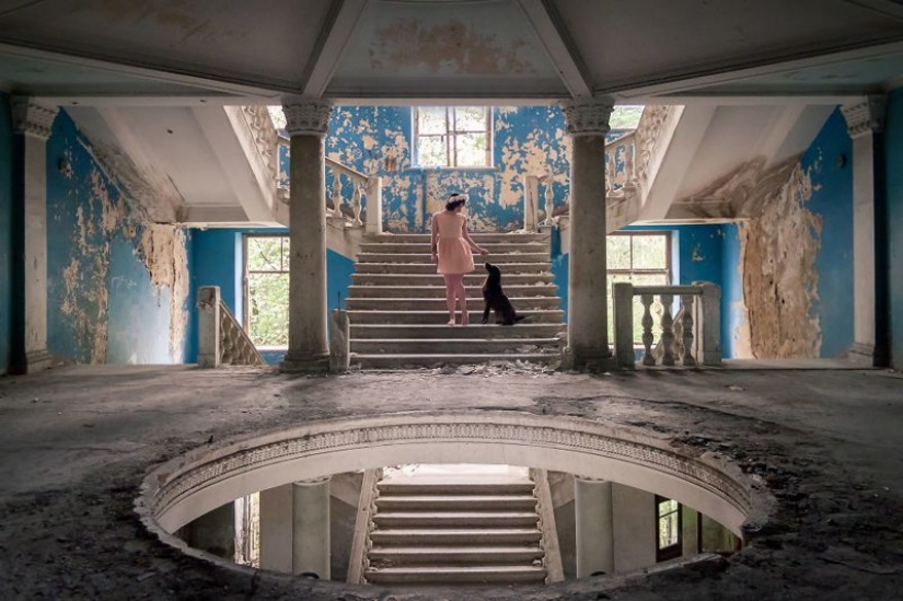 Tipo de fotografiar a su novia en un abandonado lugares de Europa