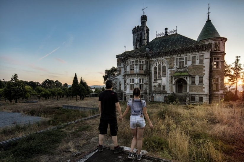 Tipo de fotografiar a su novia en un abandonado lugares de Europa
