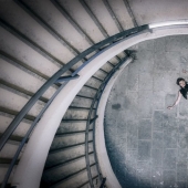 Tipo de fotografiar a su novia en un abandonado lugares de Europa