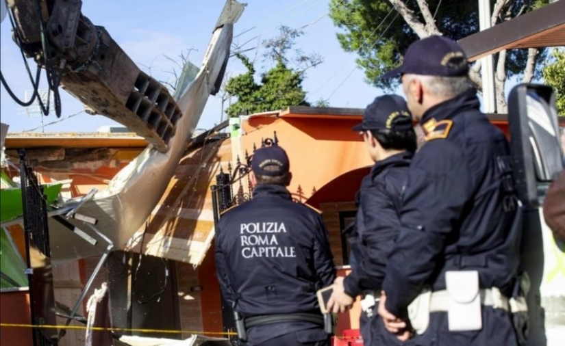 To confiscate and destroy: in Italy, the demolition of the Villa Roma mafia family