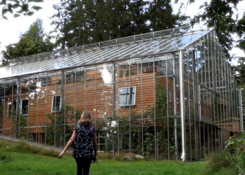 To heat your home, a couple built around it a huge greenhouse