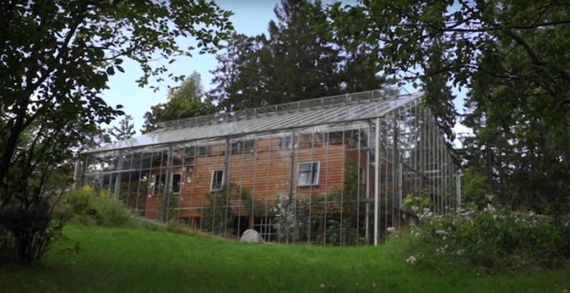 To heat your home, a couple built around it a huge greenhouse