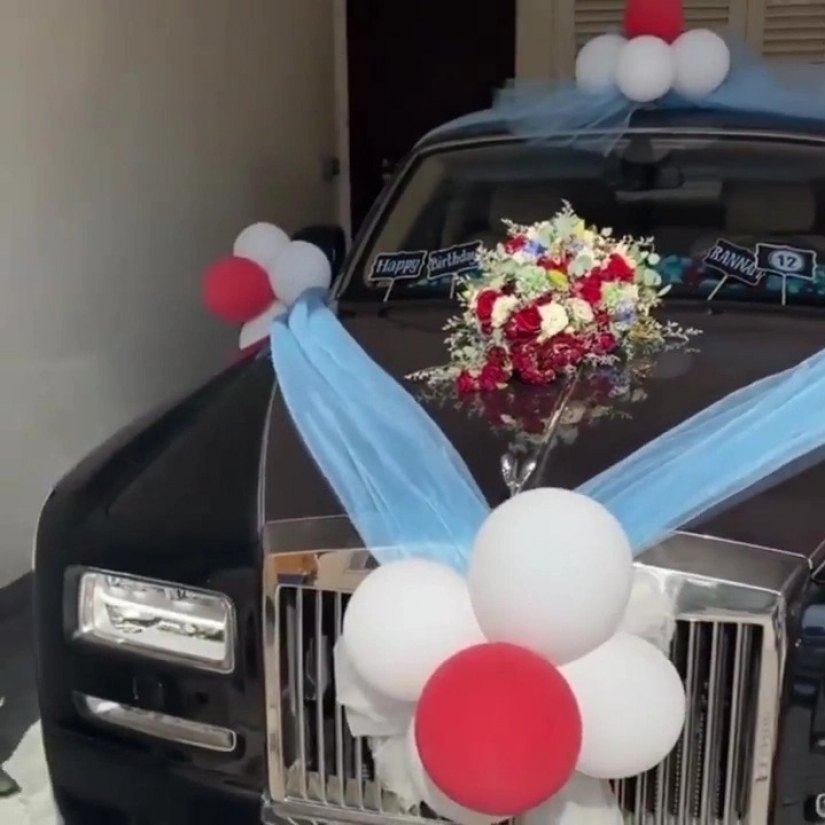 Todo lo mejor para los niños: el diseñador de Dubai dio a 12 años de lujo "rolls-Royce"